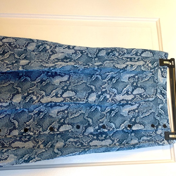 ZADIG&VOLTAIRE Gorgeous 100% silk skirt. 
Modern and versatile. - Picture 4 of 8